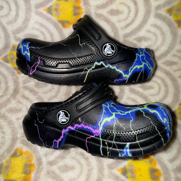 lightning bolt rainbow fuzz lined black toddler crocs 7c summer spring boy girl - Picture 4 of 6